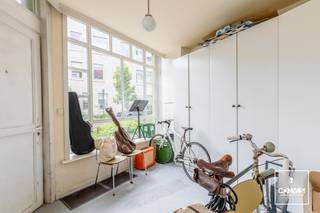 <p>Op zoek naar een interessante investering of verblijf voor studerende kinderen in Gent? Dit opbrengsteigendom in de Brusselsepoortstraat combineert een compacte studio op het gelijkvloers met een duplexappartement op de bovenverdiepingen. Dankzij de indeling en de ligging is het pand bijzonder geschikt als investering voor verhuur.<br /><br /><strong>Gelijkvloers – studio</strong><br />Via de ruime inkomhal met plaats voor fietsen en kelder met veel opbergruimte kom je vervolgens aan de studio, die beschikt over een aangename leefruimte, keuken, badkamer en een private stadskoer. De stadskoer vormt een mooie extra troef en biedt een aangename buitenruimte midden in de stad.<br /><strong>Eerste en tweede verdieping – ruim duplexappartement</strong><br />Het duplexappartement heeft een moderne en praktische indeling. Op de eerste verdieping bevinden zich de ruime woonkamer, eetkamer, keuken en berging.<br />Een verdieping hoger bevinden zich twee slaapkamers en een badkamer. <br /><br />De Brusselsepoortstraat bevindt zich op een interessante locatie nabij het centrum van Gent. De ligging biedt een goede bereikbaarheid en een vlotte verbinding met de <strong>belangrijkste invalswegen</strong> en het openbaar vervoer. Tegelijk bevinden winkels, horeca, scholen en diverse voorzieningen zich op korte afstand.<br />De <strong>nabijheid van het Gentse stadscentrum</strong> maakt deze <strong>locatie aantrekkelijk</strong> voor zowel bewoners als huurders die graag genieten van het bruisende stadsleven, zonder de praktische bereikbaarheid uit het oog te verliezen.<br /><br />Wenst u een bezoek in te plannen? Contacteer Laura via <strong>0492 07 26 62</strong> of <strong>laura@convas.be</strong></p>