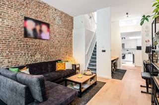 Op zoek naar een fijne woning met karakter in een levendige en opkomende buurt van Antwerpen? Dan is dit huis in Antwerpen-Noord zeker een bezoek waard.<br /><br />Achter deze charmante gevel treffen we een aangename leefruimte met veel lichtinval, die mooi doorloopt naar de keuken achteraan. De keuken is volledig uitgerust met onder andere een vaatwasser, inductiekookplaat, dampkap en spoelbak alles wat je nodig hebt om comfortabel te koken. Handig is ook de weggewerkte wasruimte en het aparte toilet op het gelijkvloers.<br /><br />Via de tussenverdieping heb je toegang tot het terras, een leuke plek om even tot rust te komen of gezellig buiten te zitten.<br /><br />Op de eerste verdieping vind je een ruime slaapkamer en een verzorgde badkamer met inloopdouche, lavabo, toilet en handdoekdroger.<br /><br />De tweede verdieping biedt nog twee extra slaapkamers, ideaal als kinderkamers, bureau of logeerkamer.<br /><br />De woning werd volledig gerenoveerd in 2022, waardoor je hier zonder zorgen meteen kan intrekken.<br /><br />pluspunten: <br /><br />- Karaktervolle gevel<br />- Volledig gerenoveerd in 2022<br />- Instapklaar<br />- 3 slaapkamers<br />- Gezellig terras<br />- Moderne keuken en badkamer<br /><br />Interesse in deze instapklare woning? Contacteer ons via 03 337 50 70 of info@vbvastgoed.be voor meer info of een afspraak.