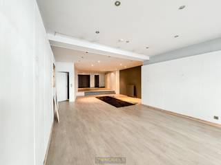 <p>!Mits de aanvraag en goedkeuring van een vergunning is er ook de mogelijkheid voor het inrichten van <strong>2 APPARTEMENTEN</strong> op de 1ste en 2de verdieping! <br /><br /><br />Bruisend HANDELSPAND MET WOONST op een ZÉÉR COMMERCIËLE TOPLIGGING in het centrum van Zottegem. Deze statige stadseigendom met AANTREKKELIJKE BESCHERMDE GEVEL en een totaal volume van ca. 312 M² combineert de charme van een authentiek pand met UITSTEKENDE VISIBILITEIT en tal van mogelijkheden voor wonen en ondernemen. Het gelijkvloers omvat een RUIME HANDELSRUIMTE met grote vitrine, opslagruimte en kelder. Op de eerste verdieping bevinden zich een ruime overloop, ideaal als bureau of hobbyruimte, een lichtrijke woonkamer, een te renoveren keuken, badkamer en wasplaats. De tweede verdieping beschikt over een nachthal, 3 SLAAPKAMERS en een tweede badkamer. De zolder biedt extra bergruimte. Dankzij de CENTRALE LIGGING is deze eigendom perfect geschikt voor een winkel, kantoor of vrij beroep met woonst. Bovendien beschikt het pand over EPC-LABEL C, waardoor GEEN RENOVATIEVERPLICHTING van toepassing is.</p>
<br />Adres: Hoogstraat 20 – 9620 Zottegem<br /><br />EPC: 283 kWh/m², G-score en P-score A, Geen renovatieverplichting van toepassing
