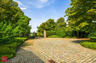 Prachtige eigendom met bos, prachtige tuin, vijver en ruim landhuis bestaande uit inkomhal, bureel, zeer ruime living met open haard,...