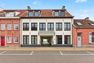 <p><span>Centraal gelegen in het centrum van Schilde, op wandelafstand van winkels, scholen en openbaar vervoer, bevindt zich dit gelijkvloers appartement met terras en tuin. </span></p>
<p><span><br />Het appartement maakt deel uit van een kleinschalig gebouw met slechts vier wooneenheden, die elk over een eigen, afzonderlijke toegang beschikken. Het ontbreken van een lift draagt bij tot de lage gemeenschappelijke kosten.</span></p>
<p><span><br />Tussen de twee gelijkvloerse appartementen bevindt zich een doorgang naar de achterliggende garageboxen en de gemeenschappelijke fietsenberging.</span></p>
<p><span><br />Het appartement is momenteel verhuurd en vormt hierdoor eveneens een interessante opportuniteit voor investeerders.</span></p>
<br /><br /><span><strong>Indeling</strong></span><br /><br />
<p><span>Via de overdekte inrit heeft u een rechtstreekse en privatieve toegang tot het appartement.</span></p>
<br />
<p><span>De inkomhal met vestiaire en gastentoilet - aangename leefruimte ingedeeld in een salon en met open ingerichte keuken.</span></p>
<p><span><br />De nachthal leidt naar twee slaapkamers, waarvan één momenteel is ingericht als bureau. Vanuit de tweede slaapkamer heeft u rechtstreeks toegang tot het terras en de tuin.</span></p>
<p><span><br />De badkamer is uitgerust met een wastafel en douche. Tevens zijn hier de aansluitingen voor een wasmachine en droogkast voorzien.</span></p>
<p><span><br />De volledig omheinde, oostelijk georiënteerde tuin biedt de nodige privacy en geeft rechtstreeks toegang tot de achterliggende privatieve garagebox.</span></p>
<p><span><br />Deze garagebox is afzonderlijk aan te kopen voor € 32.500 en is niet inbegrepen in de vraagprijs.</span></p>
<br /><br /><span><strong>Bijzonderheden</strong></span><br /><br />- aparte toegang <br />- vloerverwarming op aardgas<br />- dubbele beglazing <br />- lage gemeenschappelijke kosten<br />- kleinschalig gebouw<br />- EPC - label A - E40<br /><br />Vg-Wg-Gvvv-Gvkr-Gmo-Gworg