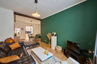 <p><strong>Gerenoveerde energiezuinige stadswoning met ruime polyvalente ruimte aan de achterzijde met aparte ingang. </strong>Deze instapklare woning bevindt zich op<strong> </strong>Schurhoven 91 in Sint-Truiden; een uitstekende locatie op wandelafstand van het bruisende stadscentrum, het Begijnhof, het Speelhof en vlak bij de N80 – ideaal voor wie centraal én vlot bereikbaar wil wonen.</p>
<p>De woning met een bewoonbare oppervlakte van 154m² dateert oorspronkelijk uit het begin van de 20ste eeuw, maar werd recent met veel zorg en aandacht gerenoveerd. Zo werd een nieuw, geïsoleerd dak met dakraam geplaatst en is er centrale verwarming op aardgas en ramen met dubbele beglazing voorzien. Dankzij deze vernieuwingen behaalt de woning een gunstig EPC-label B en ook is de elektriciteitsinstallatie volledig conform. Bovendien werd het<strong> </strong>authentieke karakter behouden. Denk maar aan de plafonds van 3 meter hoog, die voor een gevoel van ruimte zorgen.</p>
<p><span>De indeling van de woning is als volgt:<br /></span><em>Gelijkvloers</em>: via de vernieuwde voordeur is er toegang tot de inkomhal met aansluitend de gezellige leefruimte waar voldoende plaats is voor een zit-en eethoek. De geïnstalleerde keuken vormt een mooi geheel met de leefruimte en dankzij de dakkoepel is er veel lichtinval. Alle toestellen zijn netjes ingebouwd en aan kastruimte geen gebrek. De nevenliggende badkamer is ingericht met een enkele lavabo en spiegelkast, douchecabine en toilet.</p>
<p>Achteraan de woning – aansluitend aan de keuken én ook toegankelijk via een aparte ingang aan de Poelstraat - bevindt zich een polyvalente achterwoning. Perfect voor wie wonen en werken wil combineren, nood heeft aan een atelier, of bijkomende ruimte zoekt voor inwonende familie, airbnb, ... . Het betreft een bruikbare oppervlakte van ca. 50m² verdeeld over 2 etages.</p>
<p><em>Verdieping</em>: nachthal met 3 slaapkamers waarvan 1 met toegang tot het vernieuwde plat dak. Dit is de plek bij uitstek om te gebruiken als dakterras. Vanuit de nachthal leidt de vaste trap ons naar de geïsoleerde zolder. Ideaal om verder in te richten als extra slaapkamer, bureau of hobbyruimte.<br /><br />Op zoek naar een gerenoveerde gezinswoning met massa's gratis parking in de buurt? Neem vandaag nog contact op voor een bezoek via info@jansenrealestate.be of 011 39 90 50.</p>
<p>Wij ontzorgen je ook voor de <strong>verkoop</strong> van je <strong>huidige woning</strong>! Voor meer uitleg helpen we je graag verder.</p>