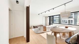 In een zijstraat van de Zeedijk in het Zoute en op enkele passen van de Kustlaan en het Driehoeksplein, bevindt zich dit luxueus gerenoveerd appartement met 2 slaapkamers.<br />Dit appartement werd zeer kwalitatief afgewerkt met warme materialen.<br />Het terras die grenst aan de slaapkamer biedt u een mooi zijdelings zeezicht.<br /><br />Indeling: inkom met vestiaire en apart toilet. Brede en lichtrijke woonkamer met gezellige eethoek en open, volledig ingerichte keuken.<br />Slaapkamer voor dubbel bed, voorzien van ingemaakte kasten en een ensuite douchekamer. Tweede, ruime slaapkamer, ook voorzien van ingemaakte kasten en een tweede ensuite douchekamer. Deze slaapkamer heeft een aangenaam terras met zijdelings zeezicht.<br /><br />In de residentie is er een gemeenschappelijke fietsenberging en een aparte kelder.<br />In het gebouw zijn er reeds heel wat investeringen gebeurd, zoals een nieuwe gevel, vernieuwde lift, nieuwe balustrades,...<br /><br />Er is mogelijkheid tot aankoop van een staanplaats in een gebouw op wandelafstand van het appartement.