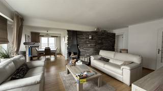 <p><span>Instapklare aandachtstrekker in Hoboken met 80 m² bewoonbare oppervlakte, verdeeld over 1 slaapkamer en 1 badkamer. Dit appartement combineert ruimte, licht en comfort in een rustige, groenrijke omgeving.</span></p><p><span>Originele indeling was het een 3 slaapkamer appartement, dit kan met een eenvoudige aanpassing terug zo ingedeeld worden.</span></p><p><span>De uitnodigende living baadt in natuurlijk daglicht dankzij grote ramen en geeft uit op een zonnig balkon met vrij uitzicht over bomen en de stad. Een stijlvolle natuurstenen haardwand zorgt voor extra sfeer in de zithoek, terwijl de open verbinding met de eet- en keukengedeelte een praktische, ruime leefruimte creëert.</span></p><p><span>In de woonkamer en zijn elektrische screens aan de buitenzijde van de ramen, in de slaapkamer elektrische rolluiken.</span></p><p><span>De moderne keuken is volledig uitgerust met vaatwasser, wasmachine, oven en kookplaat. Achterwand in patroontegels en voldoende opbergruimte maken van koken een plezier.</span></p><p><span>De slaapkamer is erg ruim aangezien dit er ooit 2 waren, voorzien van een grote inbouwkast en een accentwand met een bosmotief voor een ontspannen sfeer. De badkamer beschikt over een douchecabine en een wastafelmeubel, met nette afwerking.</span></p><p><span>Optioneel garagebox mee aan te kopen.</span></p><p><span>Verdiepingskenmerken: houten vloer in alle leefruimtes, praktische berging en een heldere indeling die het wonen aangenaam maakt. <br />Benieuwd? Maak snel uw afspraak op www.immodelaet.be of op 036440088</span></p>