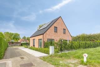 Langs de Oscar Jespersstraat te Oostduinkerke vinden we deze volledig afgewerkte villa uit 2023 te koop. De woning beschikt over 3...