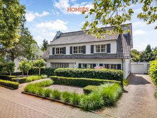 In de prestigieuze Koning Leopold III-laan, één van de meest gegeerde straten van Heverlee, presenteren wij u deze statige villa. Perfect onderhouden en ideaal gelegen, op een boogscheut van Heverleebos, het Arenbergkasteel en IMEC, en op wandelafstand van de markt van Heverlee en H. Hart Instituut en campus UCLL. Bovendien geniet u hier van een vlotte verbinding met alle belangrijke invalswegen. Bij het binnenkomen ervaart u meteen de grandeur van deze woning. De statige inkomhal leidt naar de lichtrijke woonkamer met eetplaats, waar u geniet van een mooi zicht op de goed onderhouden, zuidwestgerichte tuin. De afgesloten keuken is voorzien van een gezellige ontbijthoek. Verder beschikt het gelijkvloers over een lees-, tv-kamer of bureel, een gastentoilet, een zonneterras en een ruime, aparte garagebox met plaats voor twee wagens achter elkaar. Op de eerste verdieping vindt u vier ruime slaapkamers en een kleinere, een badkamer en een apart toilet. De zolder en de volledige onderkeldering bieden daarnaast heel wat extra stockagemogelijkheden. Deze villa werd gebouwd met hoogwaardige en duurzame materialen, maar dient opnieuw geactualiseerd te worden naar de hedendaagse standaarden. Naast de woning is er bovendien voldoende parkeergelegenheid. Topligging, tijdloze klasse en zonovergoten terrassen maken deze villa uniek. Mits de nodige actualisaties wordt dit uw future-proof droomwoning. Renovatieplicht van toepassing.<br />