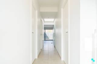 Deze gelijkvloerse, energiezuinige woning (2017) is gelegen in hartje Westrozebeke en beschikt over een bruto vloeroppervlakte van 82,36...