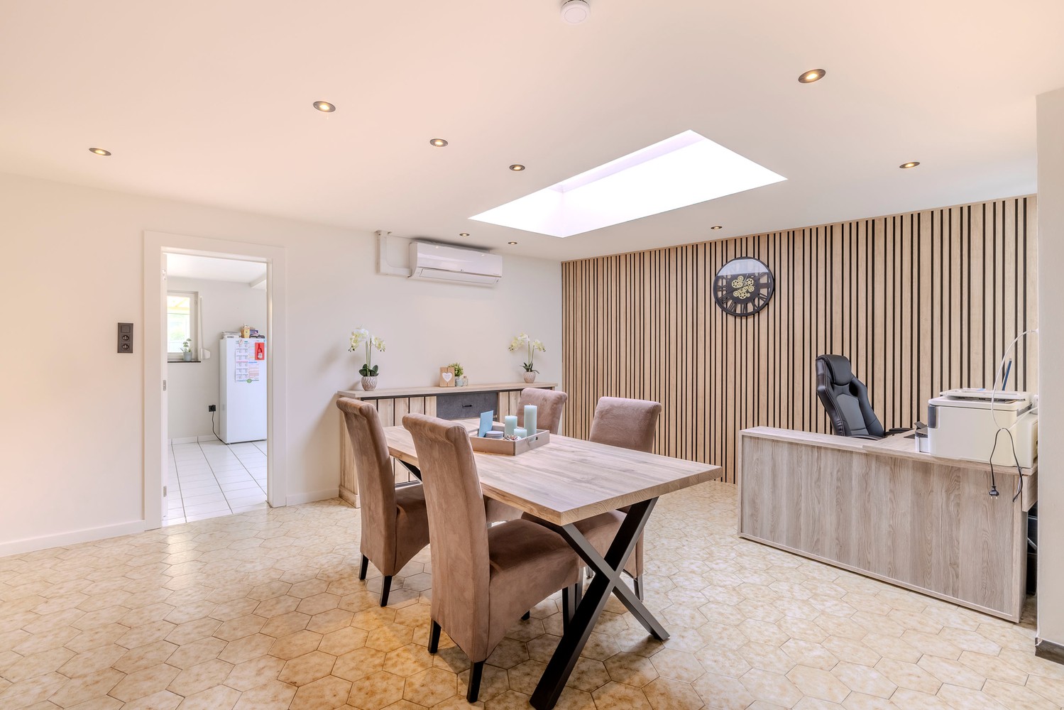Grotendeels gerenoveerde woning met 3 slaapkamers , tuin en dubbele garage ! - foto 4