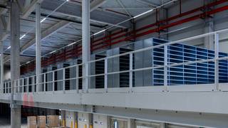 Nieuwbouw logistiek magazijn van 12.300 m² in combinatie met 475 m² mezzanine en 402 m² kantoren te huur en dit alles in een groene...