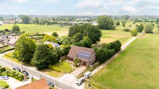 Ruim opgezette, landelijke woning met aangename tuin, 6 slaapkamers en een ingerichte woonstudio op de 2e verdieping Dit betreft een zeer ruime open...