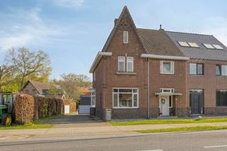 Algemeen:- EPC: 303 kWh/m²- Verwarming: airco + gasaccumulatoren- Ramen: dubbele beglazing pvc- Zonnepanelen aanwezig- Dak volledig geïsoleerd- Vlotte verbinding met NLIndeling:Gelijkvloers:- inkomhal met charmante trap- lichtrijke zitkamer- eetkamer met aansluitend de keuken- achterinkom- bergruimte met originele vloer- gastentoilet- werkplaatsVerdieping:- nachthal- 3 ruime slaapkamers, deels met inbouwkasten- badkamer met bad, douche wastafel en toiletZolder:- riante ingerichte slaapkamerDe eigendom wordt aangeboden via de Pre-sale formule. Op 09/05/2026 tussen 09:00 en 11:00 kan u de woning op afspraak komen bezichtigen en een bod uitbrengen. De vermelde prijs is een instelprijs. Voor meer info, gelieve contact op te nemen met de dossierverantwoordelijke.Bestuursmaatregelen in het maatregelenregister: nee