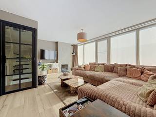 <span>Verkoopsconcept BEZOEK- en BIEDMOMENT</span><br />Meer uitleg hierover vind je onderaan de tekst (of op onze website www.dehuisleverancier.be).<br /><br />Welkom in de Zuidwendelaan, een bijzonder vrolijk huis waar het daglicht, de locatie en de indeling onmiddellijk je hart zullen stelen!<br /><br />Gelegen in het geliefde Polderstad combineert deze verrassend ruime bel-etage een slimme indeling met een heerlijk speelse ziel. Hier woon je in een rustige, groene wijk waar buren elkaar nog kennen en kinderen nog onbezorgd buiten (op straat) spelen, terwijl het magnifieke natuurgebied de Hobokense Polder letterlijk om de hoek ligt.<br /><br />Het gelijkvloers verraadt meteen dat deze woning net dat tikkeltje anders én doordachter is opgezet. Naast een handige garage, de inkomhal en een apart toilet vind je hier al een royale eerste slaapkamer. Deze is uitgerust met een eigen dressing, ingebouwde kasten en een ensuite badkamer met een heerlijk ligbad. Perfect als luxueuze master suite, maar net zo goed in te richten als inspirerende thuiswerkplek, praktijkruimte of misschien wel voor een inwonend familielid. En parkeren? Dat doe je na een drukke werkdag zorgeloos op je eigen oprit voor de deur.<br /><br />Op de eerste verdieping wacht de absolute blikvanger van het huis: de leefruimte. Dankzij een prachtig glazen dak stroomt het natuurlijke licht hier van alle kanten naar binnen. Dit creëert een uniek, open gevoel waar je spontaan een glimlach van op je gezicht krijgt. De open en goed ingerichte keuken ligt naast het glazen dak en is dus overgoten met licht, dit maakt het de ideale plek voor lange avonden tafelen, borrelen met vrienden of gewoon heerlijk ontspannen met het gezin. Het is een verdieping waar het simpelweg buitengewoon aangenaam vertoeven is.<br /><br />Nog een verdieping hoger ontdek je maar liefst drie volwaardige, ruime slaapkamers én een tweede badkamer. Ideaal voor een opgroeiend gezin, logees of wie nood heeft aan extra hobbyruimtes. Aan ruimte en flexibiliteit is er in dit huis werkelijk geen gebrek.<br /><br />Buiten de voordeur ligt het mooiste stukje groen van Antwerpen op je te wachten. De Hobokense Polder is je nieuwe achtertuin: de ultieme plek voor een frisse ochtendloop, een ontspannen zondagswandeling of een picknick in de natuur. Polderstad biedt bovendien het beste van twee werelden. Je geniet van de rust en de gezelligheid van een kindvriendelijke woonwijk, terwijl scholen, winkels, openbaar vervoer en de invalswegen naar het centrum van Antwerpen binnen handbereik liggen.<br /><br />Ben jij klaar om verliefd te worden op een huis dat écht een ziel heeft? Kom de sfeer en het licht zelf ervaren tijdens een bezoek.<br /><br />EPC :  207 kWh/m<sup>2</sup> (Label C)<br />Stedenbouwkundige inlichtingen in aanvraag<br />Waterinfo : P-Score = A, G-Score = A<br /><br />Dit is niet wat je zoekt ? Al gehoord van AANKOOPBEGELEIDING ?   Wij zoeken, bezoeken en onderhandelen mee met jou voor eigendommen die worden aangeboden door particulieren, andere makelaars of eigendommen die zelfs (nog) niet te koop staan?<br />Vraag meer informatie over aankoopbegeleiding via welkom@dehuisleverancier.be of 0489/069.000<br /><br />de Huisleverancier : Persoonlijk, voor iedereen Service, Kwaliteit en Vertrouwen !<br /><br />Verkoopsconcept BEZOEK- en BIEDMOMENT<br />Bezoeken zijn mogelijk op vrijdag 23 oktober van 16u00 tot 19u00 en met zaterdag 24 oktober van 13u30 tot 18u00.<br /><br />De verkoop sluit af op het BIEDmoment, woensdag 28 oktober 2026 om 12u00, dan worden de enveloppes met biedingen geopend. Het volledig reglement van het Bezoek- en Biedmoment krijg je bij een bezoek ter plaatse.<br /><br />Opgelet, de aangegeven prijs is een richtprijs en je kan deze woonst enkel op afspraak bezoeken (mail via welkom@dehuisleverancier.be of bellen/sms/whatsapp op het telefoonnummer 0489/069.000 of rechtstreeks via website www.dehuisleverancier.be).