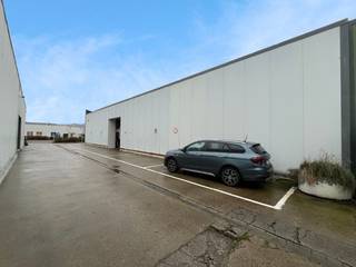 Het veelzijdig pand van 1.441 m² betreft een open space met glazen vitrine waardoor men geniet van een goede visibiliteit langs de voorzijde van...