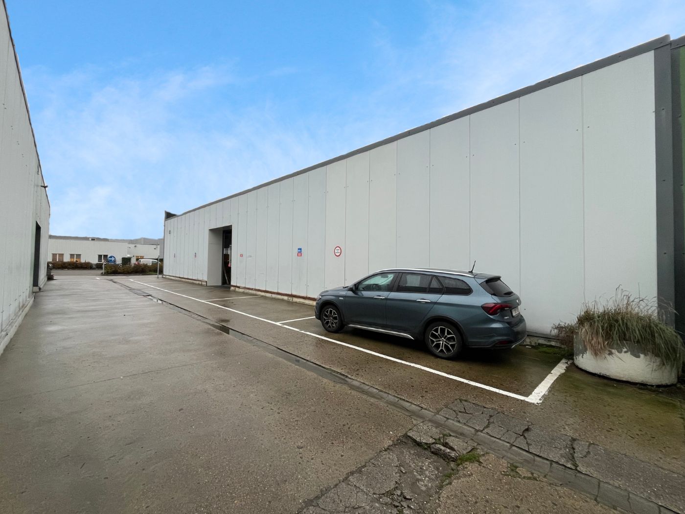 Uitstekend gelegen showroom/magazijn van 1.441 m² nabij de E17 - photo 2