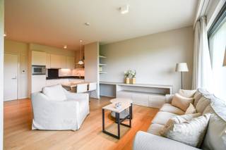 Gelegen in het rustige en groene Vosseslag te De Haan, bieden wij u deze instapklare assistentiewoning aan, gebouwd in 2016. De woning combineert hedendaags comfort met een veilige en toegankelijke leefomgeving, speciaal ontworpen voor wie zelfstandig wil wonen met gemoedsrust.<br /><br />Met een bewoonbare oppervlakte van 50 m² biedt dit appartement een doordachte indeling, hoogwaardige afwerking en moderne voorzieningen. Dankzij het A-label EPC van slechts 92 kWh/m² bent u verzekerd van een energiezuinige woning met lage verbruikskosten.<br /><br />Bij het binnenkomen wordt u verwelkomd in een verzorgde inkomhal met laminaatvloer, ingebouwde kasten, een palofoon, thermostaat, brandalarm en een assistentieknop. De houten voordeur is voorzien van een kijkgat en valdorpel voor extra veiligheid.<br /><br />De open keuken sluit naadloos aan op de leefruimte en is uitgerust met moderne toestellen zoals een AEG-vaatwasser, combioven, koelkast, dampkap en een anderhalve spoelbak. Een stijlvol zwart werkblad, houten legplanken en een spatplaat achter het fornuis maken het geheel af.<br /><br />De woonkamer geniet van veel natuurlijk licht dankzij een dubbele schuifraam in zwart PVC met dubbel glas. Hier vindt u ook een centrale verwarmingselement en aansluiting voor televisie en distributie.<br /><br />De slaapkamer (13,41 m²) is eveneens voorzien van laminaat, een grote schuifraam en handige doorgang via een schuifdeur naar de leefruimte. Extra voorzieningen zijn o.a. een assistentieknop, internet, distributieaansluiting en een CV-radiator.<br /><br />De badkamer is volledig aangepast aan zorgbehoevenden: met een open douche met steunbar, douchestoel, een hangtoilet met dubbele spoelknop, steunbeugels, een handdoekradiator, lavabo met spiegel en voldoende kastruimte. Alles is mooi afgewerkt met tegelvloer en faïences muren.<br /><br />Verder beschikt de woning over een lift in het gebouw, conforme elektrische keuring, centrale verwarming en ventilatie.<br /><br />Bij de aankoop van uw appartement is een staanplaats in de ondergrondse parkeergarage verplicht (€30.000). Deze veilige, private parkeerplek biedt niet alleen comfort en gemoedsrust, maar is ook een waardevolle investering voor de toekomst.