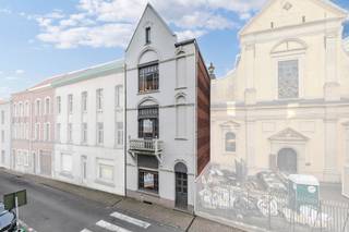 <p>Voor meer info of een bezoek, bel 054 69 39 39 - <strong>Prachtig herenhuis met art deco accenten</strong> nabij het centrum van Geraardsbergen. Op het gelijkvloers bevindt zich de ruime inkomhal die toegang geeft tot de living, de eetplaats, de keuken, de trappenhal, <strong>de kelder</strong> en het salon, elk met een aparte deur. Vanuit de inkomhal bereikt u links het salon, gescheiden van de eetplaats door <strong>een prachtige houten deurpartij met geslepen glas</strong>. Aansluitend bevinden zich de keuken, de badkamer en <strong>de veranda, met toegang tot een kleine stadstuin en een bijgebouw</strong> (gelijkvloers en eerste verdieping, elk ca. 11 m²), ideaal als hobbyruimte. Op de eerste verdieping zijn er<strong> twee ruime slaapkamers, waarvan één met terras aan de straatzijde in natuursteen.</strong> De gang en de nachthal zijn voorzien van ingebouwde kasten. Via een tussenverdiep bereikt u de tweede verdieping met de nachthal en opnieuw <strong>twee volwaardige slaapkamers</strong>. Een vaste trap leidt naar <strong>de inrichtbare zolder</strong>. Deze charmante woning onderscheidt zich door haar architecturale accenten, ruime kamers en centrale ligging nabij het centrum van de Oudenbergstad. Na de nodige (energetische) renovatie vormt dit pand een unieke thuis met veel potentieel.</p>