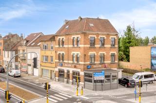 Immo Pické biedt U deze uitzonderlijke opbrengsteigendom met handelsgelijkvloers en 2 VERGUNDE appartementen aan gelegen op een TOPLIGGING en dit in de nabijheid van alle faciliteiten (openbaar vervoer, verbindingswegen, winkels,...). Deze eigendom is als volgt ingedeeld:<br />- Ondergrondse verdieping: verschillende kelderruimtes<br />- Gelijkvloerse verdieping: lichtrijk handelspand (actueel horeca) bestaande uit een polyvalente ruimte met toog, een keuken, een berging, een sanitaire ruimte (man en vrouw), een doucheruimte, een hal en een ruim terras en verschillende open autostaanplaatsen<br />- Op de eerste verdieping: appartement bestaande uit een inkomhal, een woonkamer, een keuken, een doucheruimte, een toilet en 2 slaapkamers<br />- Op de tweede verdieping: te renoveren appartement bestaande uit een inkomhal, een woonkamer, een keuken, een toilet en 2 slaapkamers<br />- Zolderruimte: Open zolderruimte die verder kan worden ingericht<br />Het pand zal vrij zijn bij akte. Voor verdere informatie, aarzel niet het kantoor te contacteren.
