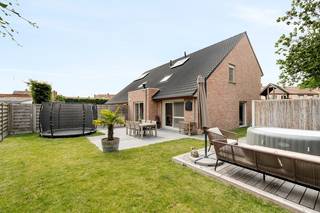 Ben je op zoek naar een moderne, goed onderhouden woning in een veilige en kindvriendelijke omgeving?Dan is deze halfopen woning uit 2017, gelegen in...
