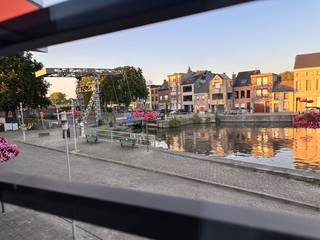 **Uniek casco+ woon-werkproject aan de waterkant in Klein-Willebroek**<br /><br />Op een toplocatie langs de Vaart bevindt zich dit uitzonderlijke casco+ project op een perceel van ca. 300 m². Het combineert een ruime handelsruimte met een exclusief duplex-appartement en biedt tal van mogelijkheden: woon-werkcombinatie, horeca, kantoor, praktijk, atelier, showroom, **kangoeroewoning** of investeringsproject (mits naleving van de stedenbouwkundige voorschriften).<br /><br />Het gelijkvloers beschikt over een lichtrijke handelsruimte met toegang tot een zonnige tuin van ca. 200 m² via een op maat gemaakte metalen terrasconstructie (momenteel in productie). Bovendien is het volledige gebouw onderkelderd, ideaal als opslag-, hobby- of werkruimte.<br /><br />De duplex werd ontworpen als een moderne loft met een indrukwekkende vide tot in de nok van het dak, een mezzanine en een volledig vergund dakterras.<br /><br />Dit project is veel verder afgewerkt dan een klassieke casco:<br /><br />* Nieuwe dakconstructie met hoogwaardige isolatie<br />* Nieuwe geïsoleerde gevels<br />* Driedubbele beglazing<br />* Zonwerend glas aan de zuid- en tuinzijde<br />* Elektrische sleuven reeds voorzien<br />* Afvoerleidingen reeds geplaatst<br /><br />Dankzij deze casco+ voorbereiding kan de koper de afwerking volledig naar eigen smaak realiseren én aanzienlijk besparen op afwerkingskosten.<br /><br />**Troeven**<br />• Vraagprijs: €590.000 (2x €295000)<br />• Perceel ca. 300 m²<br />• Zuidgerichte tuin ca. 200 m²<br />• Volledig onderkelderd<br />• Vergund dakterras<br />• Loftgevoel met vide en mezzanine<br />• Topligging aan de waterkant<br /><br />Een zeldzame opportuniteit voor wie op zoek is naar een karaktervol pand met uitzonderlijk veel mogelijkheden op een unieke locatie.<br /><br />Contacteer ons voor meer informatie, plannen of een bezoek ter plaatse.<br /><br />Opmerking: De toegevoegde 3D-renders dienen uitsluitend ter inspiratie en om een mogelijk eindresultaat van de afwerking te visualiseren. Ze zijn louter illustratief en maken geen deel uit van de verkoop.<br /><br />