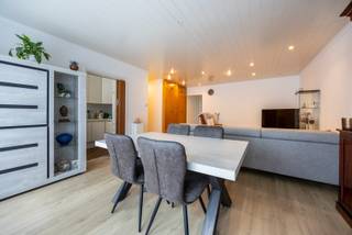 Bent u op zoek naar een gelijkvloers appartement met 3 slaapkamers, tuin en garage in Schoten? Dan is deze eigendom ideaal voor u.<br />Dit appartement maakt deel uit van een kleinschalig gebouw en is gelegen in de rustige wijk Deuzeld in Schoten met voornamelijk lokaal verkeer. Openbaar vervoer is voldoende aanwezig en de vlotte bereikbaarheid met de Ring zijn een extra troef.<br />Indeling: de inkomhal brengt ons naar de gezellige woonkamer (35m²) met aansluitend de ingerichte keuken (5m²). De nachthal geeft toegang tot het toilet, de badkamer (6m²) met douche in bad en wastafel enkel in meubel. Verder zijn er drie slaapkamers (16+10+10m²) waarvan twee met zicht naar de tuin. <br />Het terras is voorzien van een zonneluifel en de garage is bereikbaar via de gezellige tuin achteraan. In de kelder is er nog een aparte bergruimte. Het appartement is momenteel verhuurd.<br />Troeven:<br />- Rustige, strategische ligging<br />- Gunstige EPC en EK conform<br />- Garage mee inbegrepen in de prijs.<br />Lijkt deze eigendom iets voor u? Neem dan contact op met ons kantoor op 03 360 85 30!