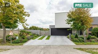 Certaines maisons se sentent bien dès le premier pas. Cette maison exclusive, située à Saint John, dans un tel endroit ! Un design sophistiqué dans lequel des matériaux de haute qualité et les dernières techniques, telles que le chauffage par le sol (en dessous et en haut), les panneaux solaires et le label EPC A, rendent tout simplement le quotidien plus agréable. <br /><br />À l'intérieur, tout tourne autour de la lumière et de l'espace. L'espace de vie est doté de spacieuses fenêtres en aluminium qui rendent tangible le lien avec le jardin. Avec 4 chambres (dont 1 avec dressing), un bureau séparé et un double garage intérieur, la maison dispose de beaucoup d'espace. <br /><br />Et puis il y a le jardin. Grâce à l'orientation sud, vous pourrez profiter de chaque rayon de soleil, tandis que la piscine extérieure chauffée vous invite à profiter de longues journées d'été. Ajoutez à cela son emplacement privilégié, près de l'autoroute A19, et vous savez que c'est une opportunité unique. <br /><br />GÉNÉRAL : <br />- Chauffage au sol au gaz naturel (chaudière à condensation), inférieur et supérieur <br />- Étiquette EPC A <br />- Inspection électrique à blanc<br />- Maison sans danger pour l'amiante<br />- Connexion extrêmement fluide à l'A19 <br />- Piscine extérieure chauffée par pompe à chaleur<br />- Cuisine haut équipée avec spacieuse buanderie attenante et cave<br />- Panneaux solaires disponibles (8 840 wc) <br />- Garage double avec possibilité de salle de douche séparée <br />- Belle porte en fonte avec verre cathédrale <br />- Beaucoup d'espace de stationnement sur le côté est de la maison.<br /><br /><br /><br />Registre des mesures: non<br /><br />Les images générées par l’IA sont fournies en guise d'inspiration. Elles ne tiennent pas compte des spécifications techniques, ni des renseignements urbanistiques, ni des possibilités concrètes de réalisation.