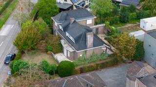 Deze te renoveren woning is gelegen aan de rand van het bos, in een rustige en landelijke omgeving. De charmante woning is omgeven door een tuin en geniet vooraan van een prachtig landelijk uitzicht.<br /><br />De indeling is als volgt: een inkomhal met gastentoilet en trap, een lichtrijke ruime gezellige leefruimte met mooi zicht op de tuin rondom. Daarnaast bevindt zich de keuken met aansluitend een berging en een wasplaats met douche. Via de keuken heeft men rechtstreeks toegang tot de Zuidgerichte tuin met terras. <br />Op de eerste verdieping bevinden zich vier slaapkamers, waarvan drie volwaardige en één kleinere slaapkamer. Verder is nog een vernieuwde badkamer, uitgerust met ligbad, toilet en lavabo.<br />Op het ingesloten terras achteraan is het zalig genieten. Daarnaast is er ook nog een tuinberging. <br /><br />Contacteer PERSPECTIEF VASTGOED – 7 op 7 bereikbaar – voor meer informatie of een bezoek.<br />Bel 050/550.750 of mail naar info@perspectiefvastgoed.be.