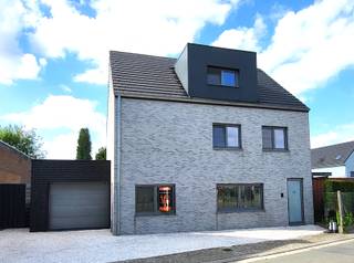 ZAT 6/6 - 1ste BEZOEKDAG OP AFSPRAAK 0488 85 81 84 Totaal gerenoveerde woning van 2016-2017 op een perceel van 840 m², met oog voor comfort, ruimte...