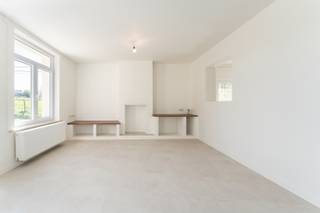 <p>Volledig gerenoveerde woning met 3 slaapkamers, ruime garage en tuin, rustig gelegen met open zicht op weides in Zottegem. Ideaal voor starters, jonge gezinnen of natuurliefhebbers die instapklaar willen wonen in een groene omgeving.</p>

<p>Deze woning werd volledig aangepakt en vernieuwd, waardoor ze vandaag instapklaar is met een sterke focus op energiezuinigheid en modern comfort. Dankzij de totaalrenovatie (ramen, technieken, isolatie, afwerking, …) behaalt de woning een uitstekende EPC A-score.</p>

<p>Binnenin geniet u van een lichtrijke leefruimte met aansluitend een volledig vernieuwde keuken, uitgerust met alle nodige toestellen. De badkamer werd eveneens vernieuwd en beschikt over een moderne inloopdouche.</p>

<p>Op de verdieping bevinden zich twee volwaardige slaapkamers en de badkamer. Op de zolderverdieping bevindt zich de grootste slaapkamer, ingericht als master bedroom.</p>

<p>Ook technisch zit deze woning volledig goed: nieuwe PVC-ramen met hoogrendementsglas, centrale verwarming op gas, vernieuwde elektriciteit, zonnepanelen en een afgewerkte crépi-gevel zorgen voor een duurzame en energiezuinige woonst zonder zorgen.</p>

<p>Voor de woning bevindt zich een terras. Via de oprit bereikt u de ruime garage (ca. 60 m²), met daarachter de tuin. Zowel vooraan als achteraan geniet u van een open en groen uitzicht op de omliggende weides, wat zorgt voor een uitzonderlijk gevoel van rust en ruimte.</p>

<p>Indeling:<br />Leefruimte met veel lichtinval<br />Volledig vernieuwde keuken<br />2 slaapkamers + badkamer op verdieping<br />Master bedroom op zolder<br />Garage (±60 m²) en kelder<br />Terras vooraan + tuin achteraan</p>

<p>De woning is belast met een recht van doorgang ten voordele van de naastgelegen eigendom.</p>