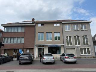 Grand appartement duplex situé au 1er et 2e étage d'un immeuble dans le centre commercial de Grimbergen, comprenant au premier étage : hall d'entrée, cuisine entièrement équipée, rangement et WC séparé, salle à manger avec accès à une terrasse (8m²) et jardin, ainsi qu'un séjour (32m²). Au deuxième étage, vous trouverez la chambre à coucher (12m²) avec accès à une terrasse (30m²), un dressing/bureau, ainsi qu'une salle de bain avec baignoire et douche. L'appartement dispose également d'une installation d'alarme. Pas de charges ! PEB : B.