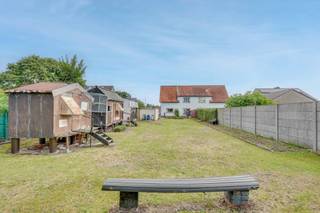 TE RENOVEREN WONING OP 8,43 ARE TE HOUTHALEN-OOST<br /><br />Langs de rustige Resedastraat in Houthalen-Oost vlakbij treffen we deze te renoveren woning boordevol potentieel aan op een mooi perceel van 8,43 are. Heel wat voorzieningen zoals de lagere school, een bakker, een slager en een restaurant zijn op wandelafstand bereikbaar.<br /><br />De woning biedt tal van mogelijkheden voor wie op zoek is naar een woning die nog volledig naar eigen smaak kan aangepast worden. Zo kan er volgens de bouwvoorschriften nog een achterbouw met een tiental meter diepte extra bijgebouwd worden.<br /><br />Gelijkvloers beschikt het huis momenteel over een living, een keuken, bijkeuken, inkomhal en toilet. De eerst verdieping is voorzien van een badkamer, een overloop en 3 slaapkamers. Voorts zijn er nog een kelderverdieping en een zolder voorhanden.<br /><br />De woning is gelegen op een zuidwestelijk georiënteerd perceel van 8,43 are waar u van ’s morgen tot ’s avonds kan genieten van de overvloedige zon. Voorts zijn er nog tal van bijgebouwen gelegen op het perceel waaronder een garagebox, een tuinhuis.<br /><br />Enkele TROEVEN van deze woning opgelijst:<br /><br />+ Veel uitbreidingsmogelijkheden<br />+ Betonnen tussenvloeren<br />+ Zuidwestelijk georiënteerd perceel 8,43 are<br />+ Rustige ligging te Houthalen-Oost<br />+ Recent gescheiden riolering aangelegd<br />+ Gelijkvloers rolluiken voorzien<br /><br />Meer info? Contacteer Maarten Delbroek via maarten@vestio.com of bel naar 0471/034804.<br />