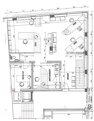 Bent u op zoek naar een strategisch gelegen en flexibel inzetbaar pand in het hart van de stad? Dan is dit handelspand, gebouwd in 1966, een uitstekende kans! Met een gunstig EPC-label B, biedt het pand lage energiekosten en veel potentieel.Dit pand is verdeeld over twee verdiepingen, elk 90 m², en biedt een totale oppervlakte van 180 m². De indeling is uitermate geschikt voor diverse doeleinden:Handelsruimte of Kantoor: Perfect voor een winkel, dienstverlenend beroep of als modern kantoorgebouw.Praktijkruimte: Ideaal voor een medische, paramedische, of andere professionele praktijk.Woonproject: Er is een unieke mogelijkheid om het pand om te vormen tot een comfortabel appartement.De troeven op een rij:Twee ingangen: De aanwezigheid van twee aparte ingangen biedt maximale flexibiliteit en de optie om de verdiepingen gescheiden te gebruiken.Twee verdiepingen (90 m² elk): De benedenverdieping en de kelderverdieping (-1) zijn vlot toegankelijk en bruikbaar.Het pand is voorzien van sanitaire voorzieningen en een praktisch keukentje.Aparte meters en verwarming: U geniet van volledige onafhankelijkheid dankzij aparte tellers en een comfortabele verwarming op gas.Met een EPC-label B is dit pand klaar voor de toekomst.Mis deze kans niet om een polyvalente en energiezuinige vastgoedinvestering te verwerven! Contacteer ons nog vandaagOpmerking: De bijgevoegde AI-visualisaties dienen louter ter inspiratie. Ze houden geen rekening met technische limieten, stedenbouwkundige voorschriften of de feitelijke realisatiemogelijkheden.