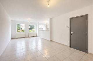 Dit gelijkvloers appartement in Hamme is een comfortabele en praktische woonruimte, ideaal voor wie op zoek is naar gemak en een rustige leefomgeving. Het appartement beschikt over twee ruime slaapkamers, wat het een perfecte keuze maakt voor kleine gezinnen, koppels of mensen die behoefte hebben aan een extra kamer als bureau of hobbyruimte.<br /><br />De bewoonbare oppervlakte van 84 m² biedt voldoende ruimte voor een gezellige leefruimte en een functionele keuken. Daarnaast geniet u hier van een privétuin, waar u in alle rust kunt ontspannen of gezellig buiten kunt zitten. De aanwezigheid van een garage met één parkeerplaats zorgt voor extra comfort en veiligheid voor uw voertuig.<br /><br />Gebouwd in 1992, combineert dit appartement een solide bouwkwaliteit met de charme van een gevestigde woonwijk. De ligging in Hamme maakt het bovendien gemakkelijk om te genieten van zowel het dorpse karakter als de nabijheid van lokale voorzieningen en transportmogelijkheden. Een mooie kans om comfortabel en zorgeloos te wonen op een gelijkvloerse verdieping.<br /><br />Intresse of vragen? U kan ons bereiken via 05463803 of via felix@uw-huis.be