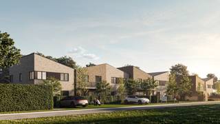 INDELING VAN DE WONING<br /><br />GELIJKVLOERS<br /><br />- Inkomhal- Gastentoilet- Leefruimte met open keuken- Trap naar boven- Berging- Parkeerplaats<br />EERSTE VERDIEP<br /><br />- Nachthal- Apart toilet- Badkamer- Berging- 3 slaapkamers<br />Afbeeldingen zijn steeds illustratief en contractueel niet bindend.<br /><br />De koper heeft deels nog inspraak in de stijl en afwerking van de woning voor zover deze zaken niet werden vastgelegd door vergunning of bestelling van materialen.<br /><br />TIP: Hoe sneller U beslist in de bouwfase, des te meer inspraak U heeft in de keuze van materialen en/of afwerking.<br /><br />ECO-uitvoering dat voldoet aan strenge energienormen.<br /><br />- Zonnepanelen- Doorgedreven isolatie- Warmtepomp i.p.v. gas- Vloerverwarming- Ventilatie D- Max. E-peil = 30- Elektriciteitsaansluiting : 3 fasen