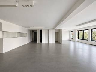 Op zoek naar een inspirerende werkplek op een toplocatie? Dit stijlvolle loftkantoor van circa 212 m² bevindt zich op het bruisende Eilandje, een van de meest gegeerde buurten van Antwerpen.De kantoorruimte combineert een open, karaktervolle uitstraling met een prachtig uitzicht op het water en het iconische MAS. Dankzij de instapklare afwerking kunt u hier meteen aan de slag.Het kantoor beschikt over een uitgeruste keuken, sanitair en een douche. Een lift en trap zorgen bovendien voor optimaal comfort en een vlotte toegankelijkheid.Op wandelafstand vindt u tal van populaire horecazaken en voorzieningen, waaronder Crèmerie Germaine, Den Tros, U Eat & Sleep en De Burgerij. De levendige sfeer, uitstekende bereikbaarheid en unieke ligging aan het water maken dit kantoor tot de ideale uitvalsbasis voor een onderneming die op zoek is naar uitstraling, comfort en inspiratie.