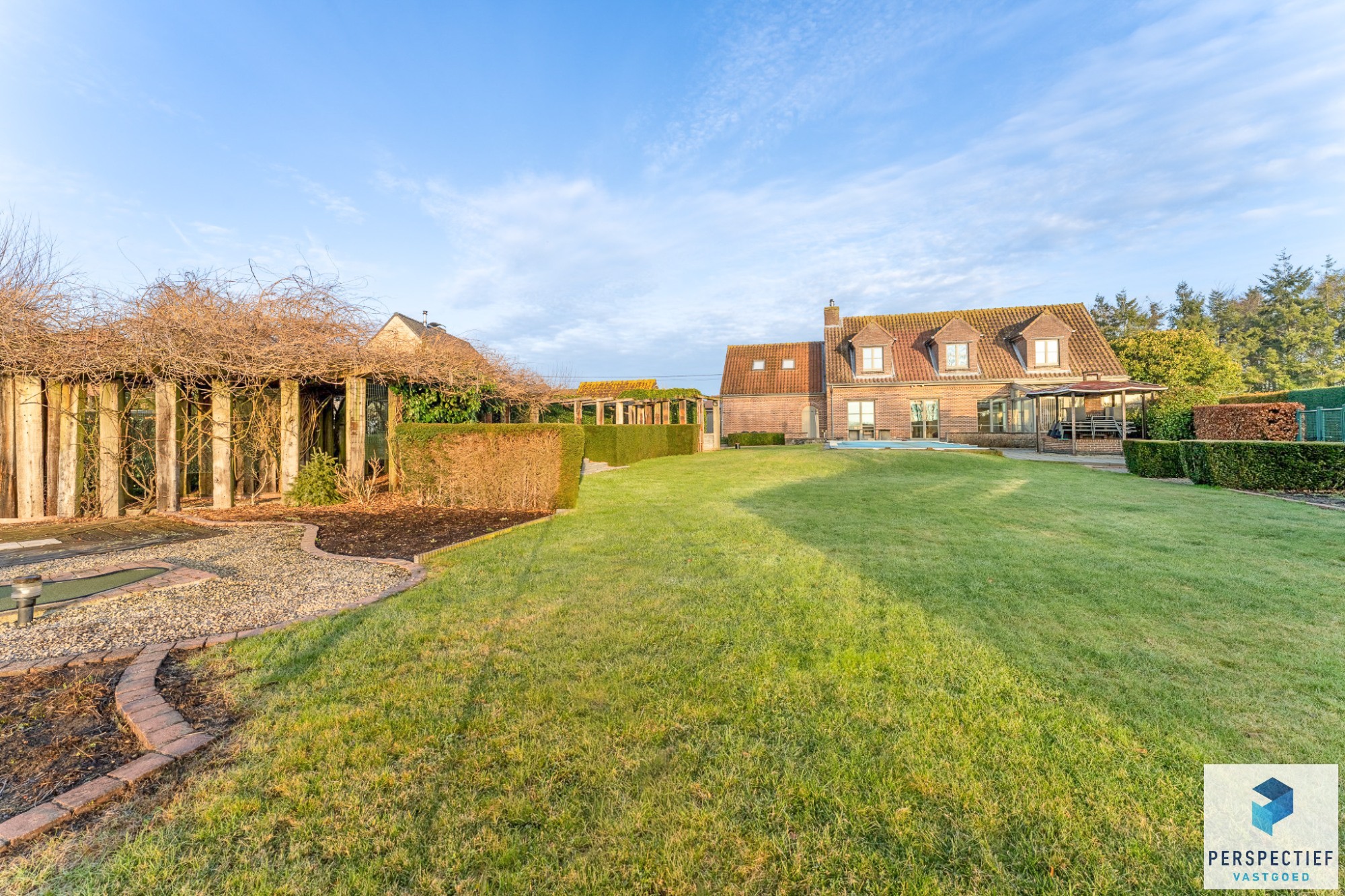 Landelijk gelegen villa met handelsruimte en buitenzwembad op 1370 m² - foto 3