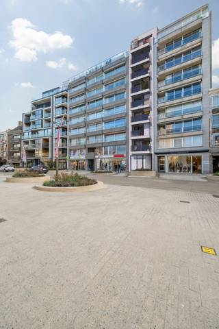 Ontdek Res. Aurélie, gelegen op topligging in de zeelaan - De panne.<br /><br />Studio op de 5<sup>de</sup> verdieping, bestaande uit: inkom met vestiaire, badkamer, berging, ruime woonkamer met open keuken, zuid georiënteerd terras. <br /><br />Dit kleinschalige nieuwbouwproject bestaat uit een mix van studios en 1-2-3 slaapkamer appartementen. <br />Kwalitatieve &amp; energiezuinige afwerking met o.a. parket &amp; warmtepompen. <br />Alle appartementen zijn voorzien van 2 terrassen (voor-en achterzijde) voor optimale beleving. <br /><br />Kleinschalig gebouw voorzien van huisvuillokaal, lift en fietsenberging. <br />Dit veelzijdige project is zowel interessant als vaste bewoning, 2de verblijf als investering. <br /><br />(vg,wg,gmo,gvkr,gvv, P&amp;G score: A, epc na bouw )