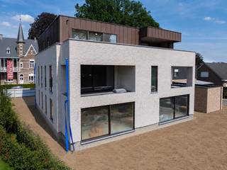 Exclusief woonproject in het centrum van Zandhoven:<br /><br />Voor wie ruim en luxueus wil wonen in de dorpskern, bieden wij dit nieuwbouwproject, Residentie Bruyneel, aan. Deze residentie combineert moderne luxe met functioneel design. Gelegen in het pittoreske Zandhoven, biedt dit project exclusieve woongelegenheid met hoogwaardige afwerking.<br /><br />Deze stijlvolle residentie telt 4 ruime luxe-appartementen en 1 exclusief dakappartement, telkens met een ruim zuid-gericht terras. De appartementen op het gelijkvloers hebben bovendien een mooie privatieve tuin. Achteraan het perceel zijn ruime privatieve autostaanplaatsen (2 per appartement waarvan 1 overdekt). Daar is ook een gemeenschappelijke fietsenberging voorzien. Ondergronds zijn er privatieve kelders. De aankoop van de autostaanplaatsen en een kelder is verplicht bij de aankoop van een appartement. <br /><br />Dit project is een realisatie van Struyf Building van Zandhoven, een gekend bedrijf die in de regio tal van referenties kan voorleggen. Het ontwerp is van de hand van architectenbureau Studio Noord, die andermaal voor een doordachte en stijlvolle architectuur hebben gezorgd. Elk appartement heeft ruime afwerkingsbudgetten en is uiteraard energiezuinig dmv het gebruik van een lucht-water warmtepomp, in combinatie met zonnepanelen. Het E-peil van deze appartementen ligt onder 20! <br /><br />De verkoop geschiedt onder BTW op de constructies (aankoop aan 6% BTW mogelijk, vraag naar de voorwaarden) en registratierechten op grondaandeel. Geen voorafgaande betalingen-volledige betaling bij oplevering van het appartement! Voor meer info of een verkennend gesprek, contacteer Karin 0486/97 84 27 of karin@reds.be.