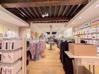TE HUUR, ZEER RUIM en veelzijdig handels- en commercieel pand in het centrum van OudenaardeOntdek dit uitzonderlijke...