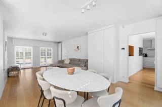 Instapklare, volledig gerenoveerde villa op een toplocatie in de gegeerde villawijk Rodenburg te Marke, gelegen op een ruim perceel van 1.019 m² en...