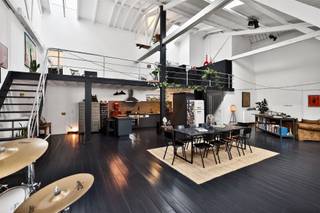 Discover this exceptional city loft, situated in a truly unbeatable location in the heart of Antwerp. An oasis of light, space and comfort in...