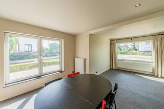 De afgelopen 15 jaar is de woning gerenoveerd tot een moderne en gezellige thuis. <br />Rond 2014 werd een nieuwe keuken gezet, en een moderne ruime badkamer ingericht met 2 lavabo's, ligbad, inloopdouche en toilet. Er werd steentapijt aangebracht in de gemeenschappelijke ruimtes en de elektrische installatie werd volledig vernieuwd en uitgerust met domotica-aangestuurde verlichting.<br />Vanaf 2022 werd een nieuw dak geplaatst en werd de zolder omgebouwd tot een polyvalente kamer. Tot slot werden ook nog de beneden binnenafwerking en de buitengevel opgeknapt.<br /><br />Met een kelder en meerdere bergruimtes in het woonhuis, de aanpalende veranda, en een lospandig bijgebouw met carport, heeft deze woning bijzonder veel opbergplaats. Er is een ruime oprit met meerdere parkings. En zowel de zonnige voortuin, als de achtertuin hebben een terras. <br /><br />Troeven:<br />* 4 slaapkamers<br />* opgefrist en energiezuinig gerenoveerd (EPC B)<br />* domotica-aangestuurde verlichting<br />* elektrische installatie conform bij verkoop<br />* ruime tuin en oprit met meerder parkings<br />* gezellige rustige straat met groene omgeving<br />* alle faciliteiten in de buurt.<br /><br />Een bezoekje inplannen? Kijk op dewaele.com en plan zelf je bezoek in via de online agenda.<br /><br />De algemene voorwaarden van Dewaele DIY kunt u steeds raadplegen via dewaele.com.<br /><br />Bestuursmaatregelen in het maatregelenregister: nee