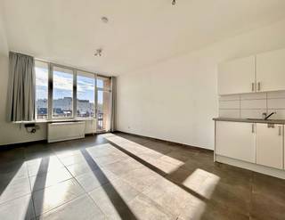 Op zoek naar een betaalbare investering? Dan is deze leuke studio echt iets voor u. <br /><br />De locatie van het appartement, gelegen in de Leopoldstraat, op wandelafstand van de Botanic, is een absolute troef. Gelegen in het hart van Antwerpen, zijn alle voorzieningen zoals winkels, restaurants en openbaar vervoer op loopafstand bereikbaar. Bovendien is de buurt levendig en bruisend, waardoor er altijd iets te beleven valt.<br /><br />Deze studio, gelegen op de 5de verdieping en ca. 32m², is goed onderhouden en van alle gemakken voorzien. De keuken en badkamer werden recentelijk vernieuwd. Het terras is ideaal en gelegen in het Oosten. <br /><br />Kortom, deze studio biedt een geweldige kans om te wonen in een levendige stad met alle voorzieningen binnen handbereik. <br /><br />Kom je graag kijken? Neem gerust contact op via immo@sidimex.be of bel ons op 03 203 02 02 voor een afspraak.<br /><br />#bijonszituvastgoed