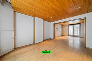 De woning beschikt over een ruime en lichtrijke woonkamer met aansluitend een recent vernieuwde keuken. Vanuit de keuken bereikt u het...