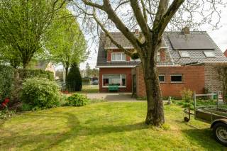 EERSTE KIJKDAG OP AFSPRAAK VOORZIEN OP WOENSDAG 13 MEI<br /><br />Meer info, foto’s en volledige beschrijving zijn terug te vinden op onze website: www.kop.immo<br />Ontdek daar alle details van deze woning en vraag ook vrijblijvend uw gratis schatting aan.<br /><br />In het rustige Achterbroek (Kalmthout) bevindt zich deze ruime halfopen woning op een hoekperceel van 535 m², gelegen in een aangename fietsstraat. De woning biedt een solide basis en veel potentieel voor wie op zoek is naar ruimte en de mogelijkheid om naar eigen smaak te moderniseren.<br /><br />Op het gelijkvloers vind je een inkomhal, een ruime leefruimte met salon en eetplaats voorzien van open haard, een keuken met aansluitende berging/technische ruimte (met toegang tot de kelder), een badkamer en een apart toilet.<br /><br />De verdieping beschikt over maar liefst vijf slaapkamers en een opbergzolder.<br /><br />Buiten geniet je van een mooi aangelegde, west georiënteerde tuin en een oprit langs de zijkant naar de aparte garage.<br /><br />Een ruime gezinswoning op een rustige locatie met tal van mogelijkheden.