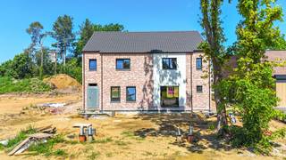 Deze landelijke nieuwbouwwoning wordt casco+ opgeleverd en heeft 4 slaapkamers! Daarnaast is het rustig gelegen in het mooie Boekt : laatste stuk! <br />Bij de casco+ oplevering zijn de belangrijkste technieken reeds voorzien. Zo worden onder andere de warmtepomp en zonnepanelen geplaatst en wordt het pleisterwerk volledig afgewerkt.<br />De verdere afwerking van de woning is nog voor eigen rekening. Zo dien je zelf nog de keuken, badkamer, vloerafwerking en binnendeuren te voorzien en te plaatsen.<br /><br />De woning bevindt zich in een residentiële straat en heeft een uitstekende bereikbaarheid naar de autosnelweg E313-E314!<br /><br />Deze ruime half open bebouwing in Oude Beerse-look bevindt zich op een perceel van 4.36 are waarvan het perceel een straatbreedte heeft van 9.70 meter!<br />De woning heeft een bewoonbare oppervlakte van 209 m² en is praktisch opgedeeld.<br /><br />Er werd rekening gehouden met een open leefruimte met achteraan een gezellige keukenruimte die onmiddellijk aansluit aan de berging met achterdeur. De “doorzon”-leefruimte heeft zowel via de voor-, zij- als achterzijde ramen voor een uitstekende lichtinval.<br /><br />Vanuit de living vertrekt ook de trap naar boven. <br /><br />Op de eerste verdieping zijn er 3 slaapkamers, een apart toilet en een badkamer. De slaapkamers zijn allen voldoende ruim.<br />De 2de gegoten betonnen trap brengt ons naar een prachtige open zolderruimte; hier kan men een ruime 4de polyvalente (slaap)kamer creëren, of zelfs opsplitsen naar een 5de kamer. <br /><br />in de hoek kan de technische ruimte voorzien worden.<br /><br />Zowel de raampartijen als de dakwerken zijn van uitstekende makelij.<br /><br />Deze casco+ wordt opgeleverd met een vlak getrokken perceel dat onmiddellijke aanplanting toelaat.<br /><br />De Heilig-Hartlaan is een zalige straat met voornamelijk ééngezinswoningen. Vanuit hier kan men zelfs te voet naar het kleuter- en lager onderwijsschooltje de hoek om; de grote supermarkten bereikt men na enkele minuten en als kersje op de taart : Boekt heeft nog een warme bakker!<br /><br />Of wat dacht u om met de fiets via de natuur richting Lummen te fietsen? Zalig….! Ook kan men vanuit hier te voet vertrekken naar de achterkant van de Kluis in Bolderberg. De autosnelweg met verkeerswisselaar “Het Klaveblad” bereikt men na enkele minuten.<br /><br /><br />Indeling : <br />GELIJKVLOERS : inkomhal, gastentoilet, leefruimte met trap naar boven, open keuken, berging<br />EERSTE VERDIEPING : nachthal, apart toilet, 3 slaapkamers, badkamer, trap naar boven<br />ZOLDER : open polyvalente ruimte met plaats voor technische ruimte <br />TUIN: aan te leggen <br /><br />Pluspunten:<br />- casco+ afgeleverd!<br />- prachtige stijl; voor ieder wat wils!<br />- zeer degelijke bouw<br />- ruim = 209 m²<br />- ruime living!<br />- 4/5 slaapkamers <br />- betonnen trappen<br />- tijdloze pastoriestijl<br />- goede ligging = overal dichtbij!<br />- grondwaarde aan 12%, enkel constructie onder 21%BTW<br />- regenwaterput van 10.000l!<br /><br />Voor een afspraak of meer info, bel ons op 078/78.78.70, of kom gewoon binnen op ons kantoor. Steeds welkom!