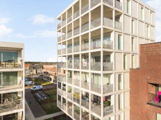 Op een gegeerde locatie in Herentals, vlak bij de Ringlaan, vindt u dit instapklare appartement op de vierde verdieping. De ligging is een echte troef: u woont hier rustig, maar toch met een vlotte verbinding naar zowel het centrum als de industriezone. Ideaal voor wie comfort en bereikbaarheid wil combineren.<br /><br />Bij het binnenkomen wordt u meteen verwelkomd in een lichtrijke leefruimte waar grote raampartijen zorgen voor een aangename, open sfeer. De woonkamer loopt naadloos over in de moderne, volledig ingerichte keuken. Deze is uitgerust met alle nodige toestellen (koelkast, vaatwasser, inductiekookplaat, combi-oven en dampkap) en beschikt over een stijlvol kookeiland met composieten werkblad. Een heerlijke plek om te koken én om samen te genieten.<br /><br />Aansluitend bevindt zich een praktische wasplaats/berging met ruimte voor wasmachine en droogkast – handig en discreet weggewerkt.<br /><br />Via de nachthal bereikt u het slaapgedeelte met twee volwaardige slaapkamers. Verder is er een apart gastentoilet met handenwasser en een verzorgde badkamer met inloopdouche, wastafel en handdoekdroger.<br /><br />De absolute blikvanger? Het ruime, zuidgerichte terras dat rechtstreeks aansluit op de woonkamer. Hier geniet u van de zon en creëert u moeiteloos een gezellige buitenplek om te ontspannen na een drukke dag.<br /><br />Ook aan comfort is gedacht: in de ondergrondse verdieping beschikt u over een privatieve kelderberging (nr. 27) én een ondergrondse parkeerplaats (nr. 42). Deze zijn verplicht mee aan te kopen voor €25.000 en zorgen voor extra gemak en veiligheid.<br /><br />Buitengewone kenmerken:<br />Energiezuinig met EPC A-label (E17)<br />Conforme elektrische keuring<br />5 zonnepanelen (1350 Wp)<br />Vloerverwarming én vloerkoeling via warmtepomp<br />Ventilatiesysteem D<br /><br />Kortom: een modern, energiezuinig en perfect onderhouden appartement op een topligging – klaar om meteen uw nieuwe thuis te worden.