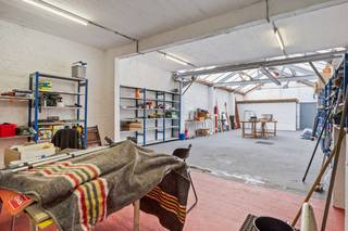 Op zoek naar een eigendom met tal van mogelijkheden? Dan is deze woning op een centrale locatie met een vlotte verbinding naar omliggende gemeenten en belangrijke invalswegen wel iets voor u!<br /><br />Achter de gevel schuilt een eigendom met bijzonder veel potentieel. Op het gelijkvloers bevindt zich een zeer ruim magazijn dat tal van mogelijkheden biedt voor zelfstandigen, hobbyisten, opslag of een combinatie van wonen en werken. Er is ook een polyvalente ruimte, buitenruimte én toilet.<br /><br />De eerste verdieping omvat het woongedeelte met een gezellige leefruimte, aansluitende eetkamer en ingerichte keuken voorzien van onder meer een dubbele spoelbak, 5-pits gasvuur en oven. Verder vindt u hier twee slaapkamers en een badkamer met inloop- /regendouche en aansluiting voor wasmachine en droogkast. De absolute blikvanger is het ruime zonneterras waar u kunt genieten van de buitenlucht. <br /><br />Troeven:<br />+ Centrale ligging nabij het centrum van Wommelgem<br />+ Ruim magazijn met tal van gebruiksmogelijkheden<br />+ Oprit met garagepoort en aparte inkom<br />+ Verwarming is 2 jaar geleden vernieuwd<br /><br />Interesse in deze woning? Contacteer ons via 03 337 50 70 of info@vbvastgoed.be voor een afspraak ter plaatse of meer info.