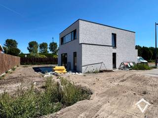 Deze nieuwbouwwoning is gelegen te Zande en bestaat uit: <br /><br />Gelijkvloers: inkomhal - gastentoilet - lichtrijke living met open ingerichte keuken - berging - bureau.<br /><br />Op 1ste verdieping: nachthal - afzonderlijk toilet - 3 slaapkamers - badkamer.<br /><br />troeven van deze woning: <br /><br />- rustige en centrale ligging, dichtbij Gistel en de kust<br />- energiezuinig<br />- kwalitatief en duurzaam afgewerkt<br />- 6% BTW mogelijk !<br /><br />EPC: Woning in aanbouw<br /><br />Prijs 495 000 € (exclusief registratierechten op de bouwgrond, exclusief BTW op de constructie, exclusief aansluitingskosten. Exclusief kosten landmeter, architect, .... ).