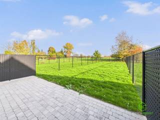 In het centrum van Rummen vinden we deze nieuwbouwwoning terug.Op 10 minuutjes wandelen vinden we de kleuter- en basisschool, alsook een apotheek,...