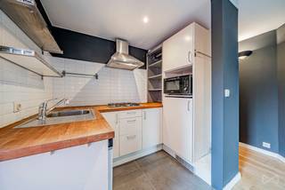 <p>We Invest a le plaisir de vous présenter ce bel appartement situé <strong>Rue Geleytsbeek 250 à Uccle</strong>, au sein d’un immeuble bien entretenu, dans un environnement calme et verdoyant à deux pas du <strong>Parc de la Sauvagère</strong>, des commerces, des écoles et des transports en commun.</p>
<p>D’une superficie d’environ 75 m², l’appartement séduit par sa luminosité et son beau potentiel d’aménagement. Il se compose d’un séjour spacieux de 28 m² donnant accès à un balcon orienté sud-ouest, d’une cuisine séparée qui peut être facilement ouverte afin de créer un espace de vie plus convivial, ainsi que d’un hall d’entrée avec vestiaire intégré.</p>
<p>La partie nuit comprend deux chambres confortables de 14 m² et 11 m², une salle de bains et un WC séparé. Une cave privative complète le bien.</p>
<p>Grâce à sa configuration, son emplacement privilégié et la qualité de son environnement, cet appartement représente une opportunité idéale pour un premier achat, une petite famille ou encore un projet d’investissement.</p>